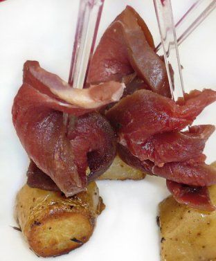 Carpaccio de magret de canard et ratte du Touquet, huile au basilic